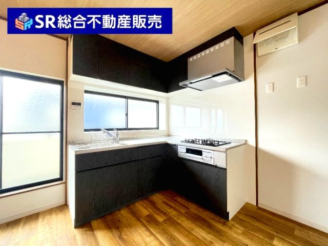 若江西新町3丁目中古戸建のキッチン|L字型のシステムキッチンは設備が充実しており、快適にお料理できます！