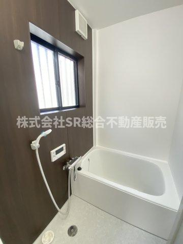 若江西新町3丁目中古戸建の浴室|お風呂には窓もあり、換気がバッチリとでき、湿気がこもりません！