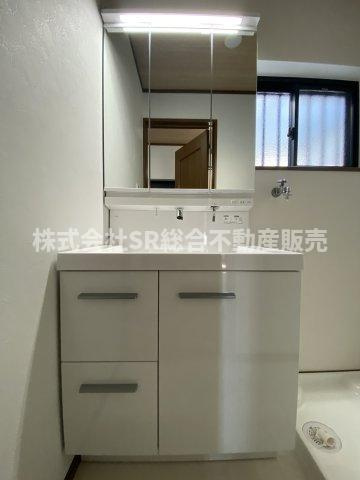 若江西新町3丁目中古戸建の独立洗面台|シャワー付き、3面鏡の独立洗面台です！