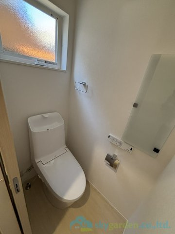 小田原市中新田　未入居戸建　全2棟1号棟のトイレ