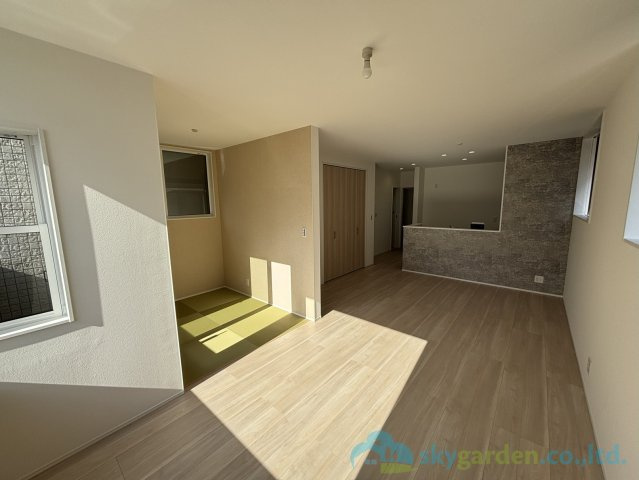 小田原市中新田　未入居戸建　全2棟1号棟の居間・リビング