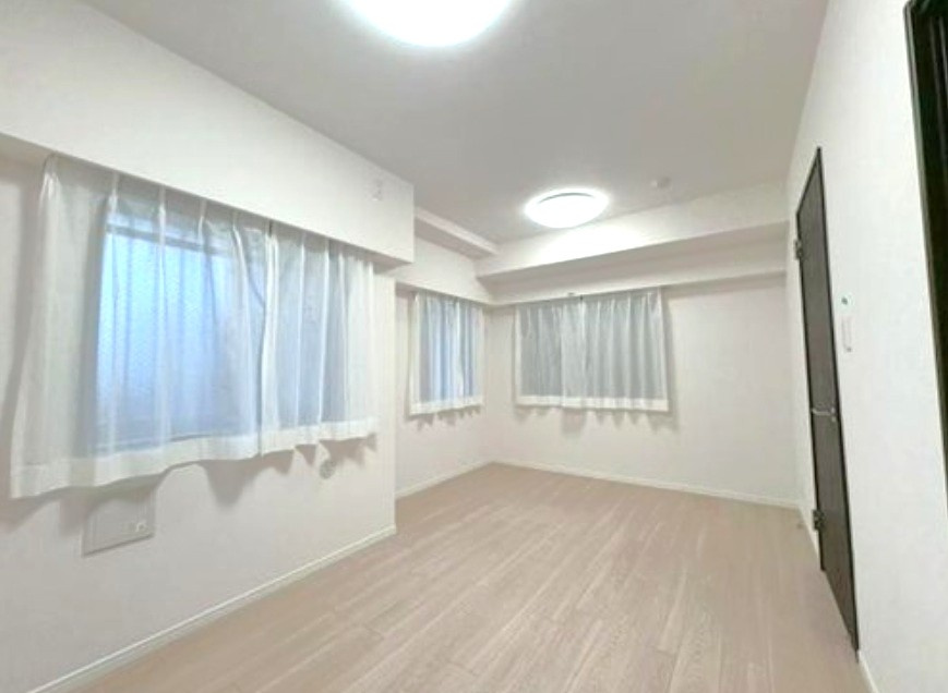 ナイスサンソレイユ横濱鶴ヶ峰の洋室|広い7.6帖のマスターベッドルームは居心地◎広いクローゼットもあるので、お子様の成長に合わせた収納ができそうですね♪