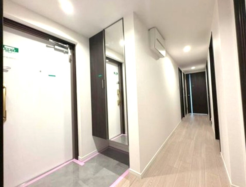 ナイスサンソレイユ横濱鶴ヶ峰の玄関|玄関横には、たっぷり収納のミラー付シューズボックスも嬉しい設備です♪