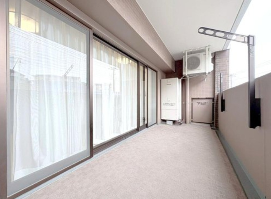 ナイスサンソレイユ横濱鶴ヶ峰のバルコニー|南向きで陽当りの良いバルコニーは、風通りも良く洗濯物の渇きも早く家事の時短にもなります♪