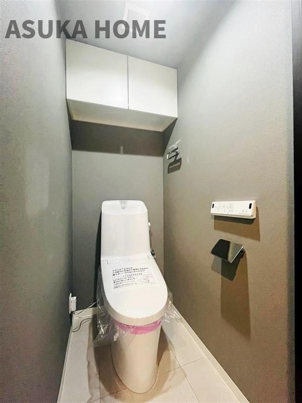 ナイスサンソレイユ横濱鶴ヶ峰のトイレ|温水洗浄便座の最新トイレ設備です♪トイレ上部にはあると便利な吊戸棚を設置♪