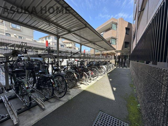 ナイスサンソレイユ横濱鶴ヶ峰の駐輪場|整理されたスタンド付きの使いやすい駐輪場です。