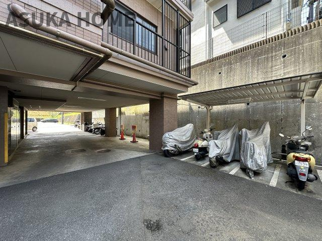 ナイスサンソレイユ横濱鶴ヶ峰のその他共用部分|バイク置場の空き状況については、その都度、確認いたしますのでお気軽にお聞きください。