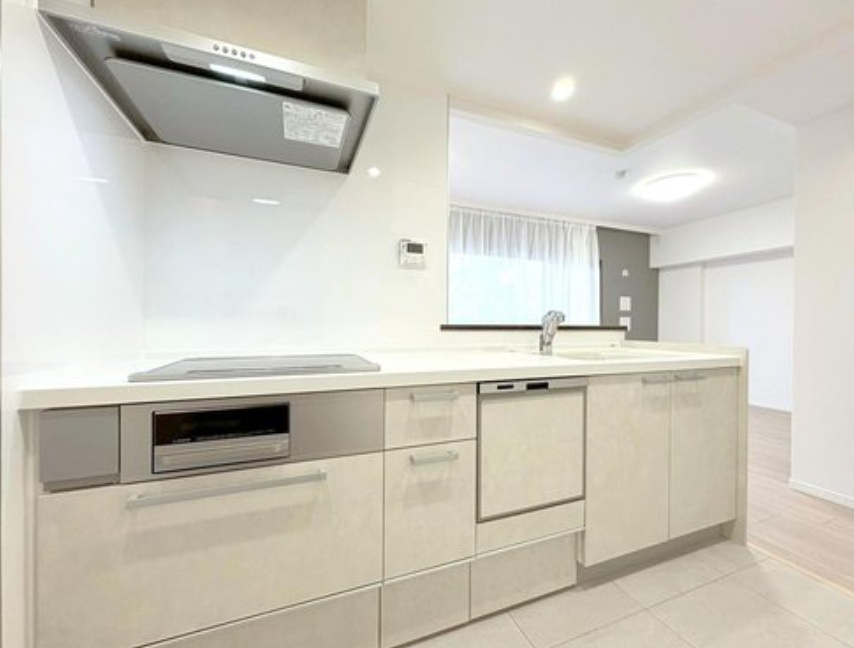 ナイスサンソレイユ横濱鶴ヶ峰の浴室|ゆったり足が伸ばせるので、毎日の疲れを癒すバスタイムを実現。ご家族みんなでも入れますね♪浴室換気乾燥暖房機付きで浴室内干しも可能！