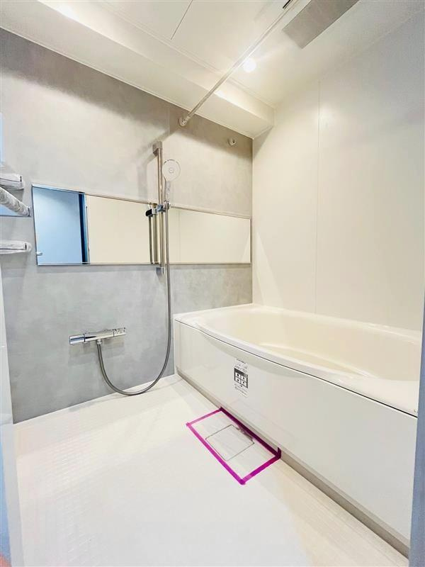 ナイスサンソレイユ横濱鶴ヶ峰のトイレ|温水洗浄便座の最新トイレ設備です♪トイレ上部にはあると便利な吊戸棚を設置♪