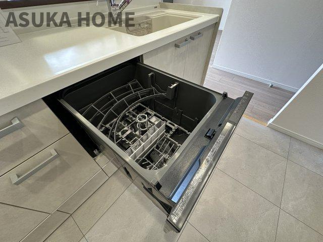 ナイスサンソレイユ横濱鶴ヶ峰のキッチン|家事の時短にも役立つ食器洗浄乾燥機を標準装備。