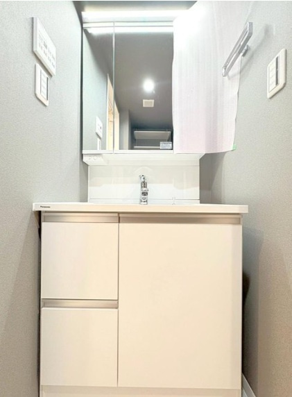 ナイスサンソレイユ横濱鶴ヶ峰の独立洗面台|一日の始まりの朝、歯磨きをしたりメイクや髪をセットしたり・・・使いやすさが考えられた3面鏡です♪シャワー付水栓で洗面台でのシャンプーや毎日の掃除に大変便利ですね♪