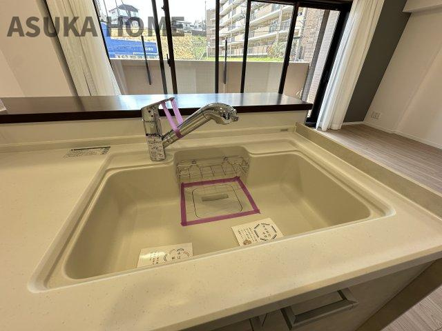 ナイスサンソレイユ横濱鶴ヶ峰のキッチン|人気の人工大理石調のシンク。ワークトップとの一体とお手入れにしやすさが魅力的です。