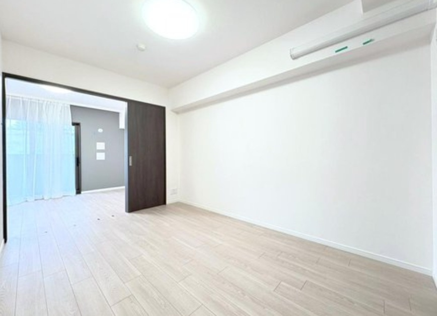 ナイスサンソレイユ横濱鶴ヶ峰の洋室|リビングと洋室の扉を開けて開放感あふれる空間に♪