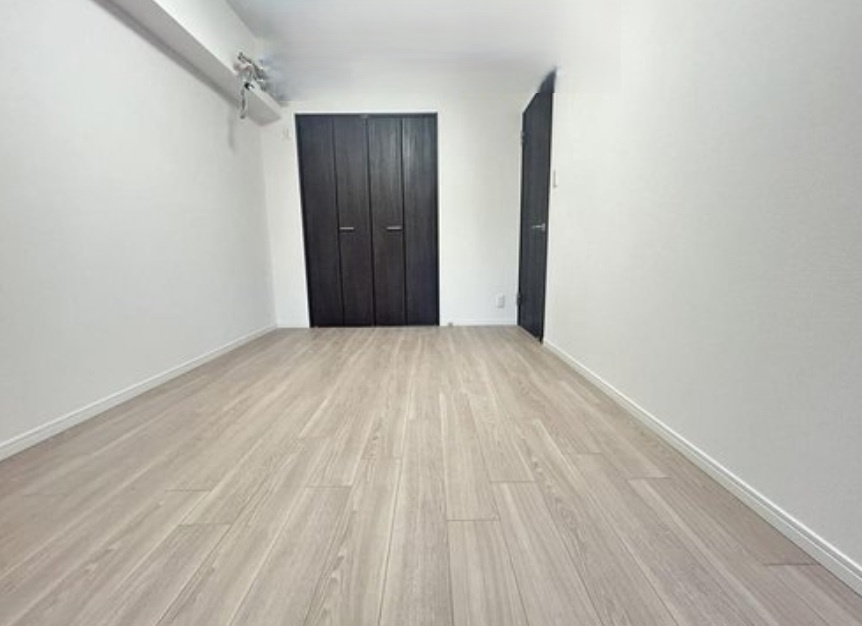 ナイスサンソレイユ横濱鶴ヶ峰の洋室|5.8帖の洋室は扉を開けてリビング居室空間を開放感あふれる空間に♪枕棚があるクローゼットがあるので整理整頓もスムーズに。居室空間を広く使えます！