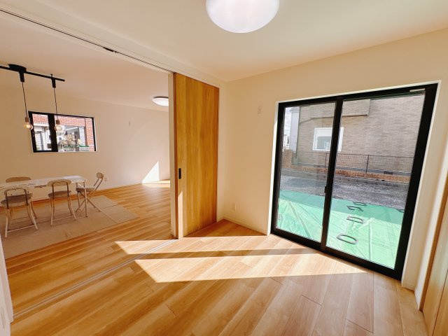 【ワイウッドコート】宇都宮市簗瀬 第2期の洋室|○1F洋室4.5帖○
扉を開放すればリビングと一体で広く利用できます。玄関から直接出入りできるので、突然の来客や親御さんや友人のお泊りの際にも重宝します。
※2025年10月撮影