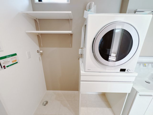 【ワイウッドコート】宇都宮市簗瀬 第2期のランドリースペース|○パウダールーム○
オシャレな三面鏡を採用した洗面化粧台の横に衣類乾燥機の乾太くん、可動棚付きリネンスペース完備♪
※2025年10月撮影