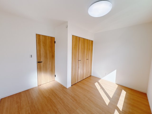 【ワイウッドコート】宇都宮市簗瀬 第2期の洋室|○2F洋室6帖○
2階は全居室6帖以上のゆとりの広さを設けました♪自分時間もゆったりお過ごしください♪
※2025年10月撮影