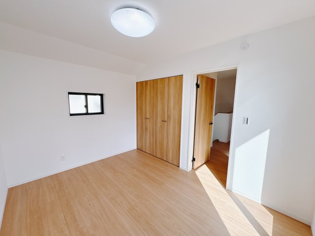 【ワイウッドコート】宇都宮市簗瀬 第2期の洋室|○2F洋室6帖○
全居室収納完備♪お部屋をより広く活用できます♪
※2025年10月撮影