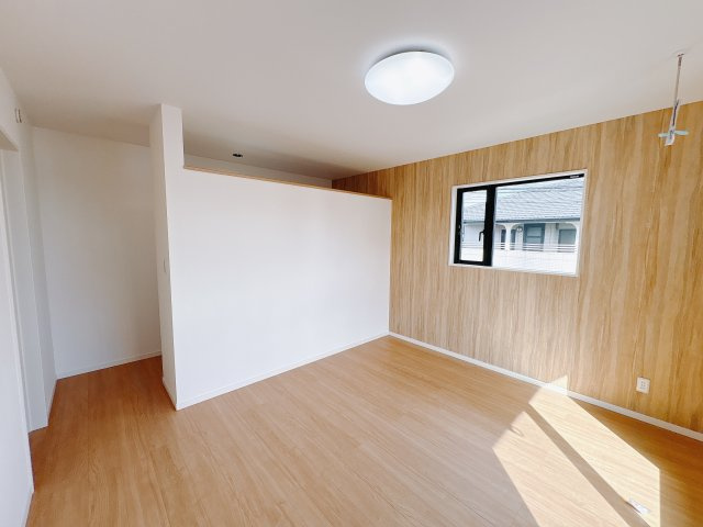 【ワイウッドコート】宇都宮市簗瀬 第2期の洋室|○2F洋室7.7帖○
ウォークインクローゼット付き主寝室です。プライベートバルコニーに繋がる明るく開放的な居室です。
※2025年10月撮影