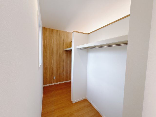 【ワイウッドコート】宇都宮市簗瀬 第2期の収納|○2F洋室ウォークインクローゼット○
まるで注文住宅の様な大容量のウォークインクローゼット♪お洋服はもちろん、季節の家電ものもしまっておけるので模様替えの際にも便利です♪
※2025年10月撮影