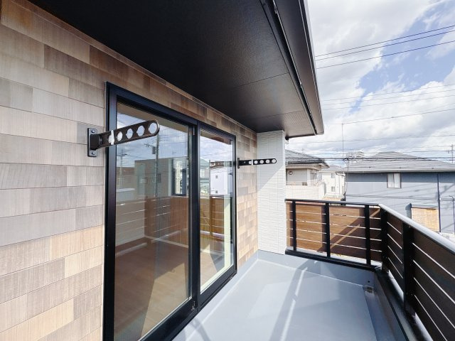 【ワイウッドコート】宇都宮市簗瀬 第2期のバルコニー|○バルコニー○
主寝室から繋がるプライベートバルコニー♪急な雨にも安心♪角度の変えられる物干し受け標準装備です。	
※2025年10月撮影