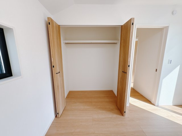 【ワイウッドコート】宇都宮市簗瀬 第2期の収納|○2F洋室クローゼット○
ハンガーパイプが付いたクローゼットなので、お洋服も楽々片付けられます♪
※2025年10月撮影