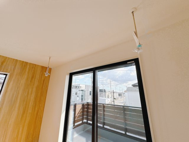 【ワイウッドコート】宇都宮市簗瀬 第2期の洋室|○2F主寝室　室内物干し○
バルコニー側に干すクリーンを設置♪室内でもお洗濯ものを干すことができます。
※2025年10月撮影