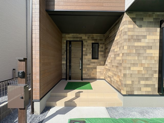 【ワイウッドコート】宇都宮市簗瀬 第2期の玄関|○玄関ポーチ○
雨の日でも安心な屋根付き、人感センサー照明付き玄関ポーチ。タッチ式施錠のため、お荷物の多い日でもラクラク開錠！シンプルかつスタイリッシュなポストが標準装備 ♪
※2025年10月撮影