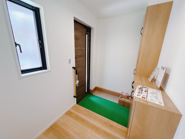 【ワイウッドコート】宇都宮市簗瀬 第2期の玄関|○玄関○
靴で散らかりがちな玄関も、収納力たっぷりのシューズクローク完備で安心♪小窓があるので換気も楽々♪いつもきれいを保てます。
※2025年10月撮影
