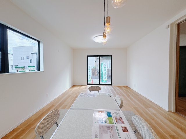 【ワイウッドコート】宇都宮市簗瀬 第2期の居間・リビング|○LDK15.7帖○
キッチンから視線が通るリビングダイニングは自然とコミュニケーションが生まれ家族が集まる空間に。南面の大きな窓から、心地よい陽光をたっぷりと採り込みます。
※2025年10月撮影