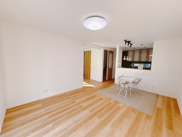 【ワイウッドコート】宇都宮市簗瀬 第2期の居間・リビング|○LDK15.7帖○
木目調の床材やアクセントクロスを使用し、デザイン性のあるリビング。ナチュラルな色合いなので、ソファなどの家具で差し色を加えてみてはいかがでしょうか。
※2025年10月撮影