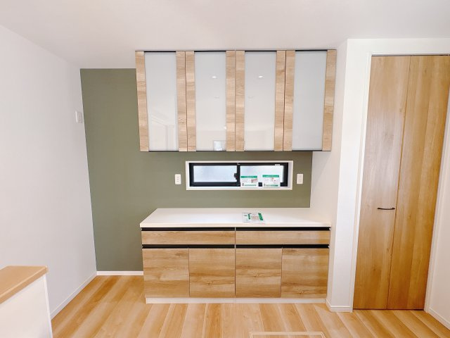 【ワイウッドコート】宇都宮市簗瀬 第2期のキッチン|○キッチン○
カップボード、パントリー完備のキッチン♪効率的に家事をこなせます。
※2025年10月撮影