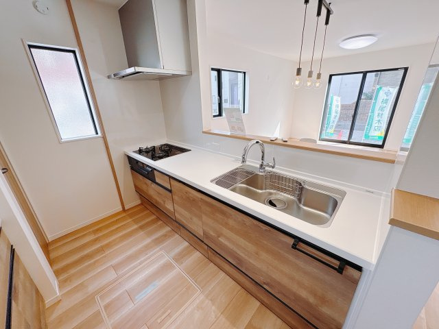 【ワイウッドコート】宇都宮市簗瀬 第2期のキッチン|○キッチン○
対面仕様で、料理をしながら家族と会話ができるだけでなく、明るいリビングとつながる、ゆとりと快適性を兼ね備えたキッチンです。
※2025年10月撮影