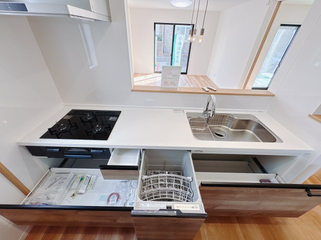 【ワイウッドコート】宇都宮市簗瀬 第2期のキッチン|○キッチン○
大きな鍋やフライパンも収納できるスライド収納です♪カウンターが広いので作業がしやすく、シンクやコンロなどのお手入れもしやすい仕様です。食洗器付き♪
※2025年10月撮影