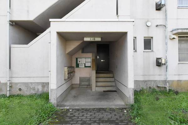 ビレッジハウス鴻野山1号棟のエントランス