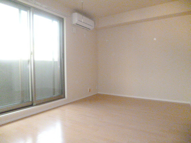 レジデンス光の居間・リビング|★南向きの明るい洋室６．５帖★