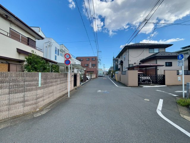 中野区丸山1丁目　新築戸建　全3棟の前面道路含む現地写真|良好な住環境が守られてきた、第一種低層住居専用地域の住宅街です。

現地ご見学希望・資料請求などお気軽にお問い合わせ下さい！
03-5990-5201