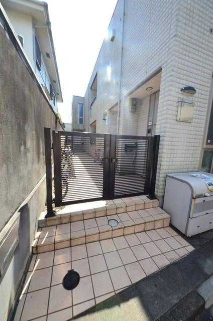 世田谷区松原２丁目のアパートのエントランス