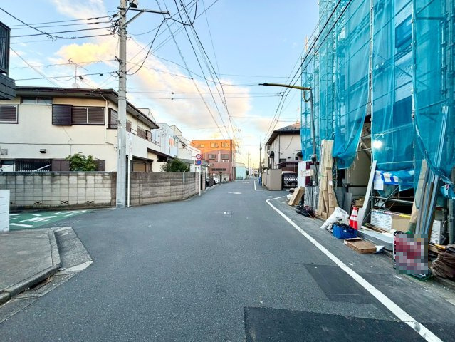 中野区丸山1丁目　新築戸建　残2棟の前面道路含む現地写真|良好な住環境が守られてきた、第一種低層住居専用地域の住宅街です。

現地ご見学希望・資料請求などお気軽にお問い合わせ下さい！
03-5990-5201