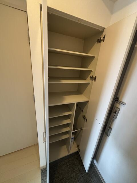 Ｔｏｔｓｕ　Ｒｅｓｉｄｅｎｃｅ　渋谷本町の収納|玄関の収納です