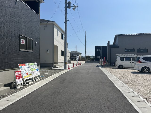 小松島市大林町字金岡建売①の前面道路含む現地写真