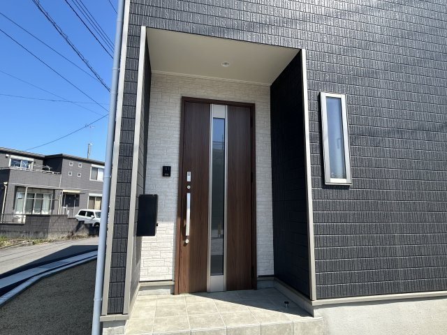 小松島市大林町字金岡建売①の玄関