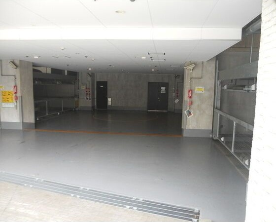 プレディアスタイル横濱沢渡の駐車場