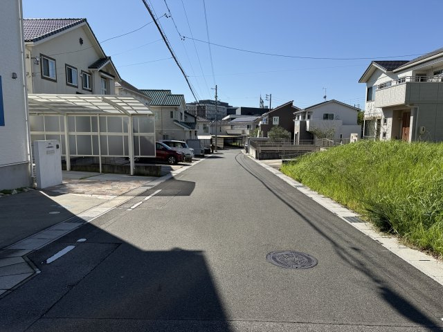 常滑市飛香台6丁目　中古戸建の前面道路含む現地写真