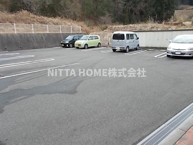 メゾン・城ノ下Ｂの駐車場|敷地内に駐車場があります○