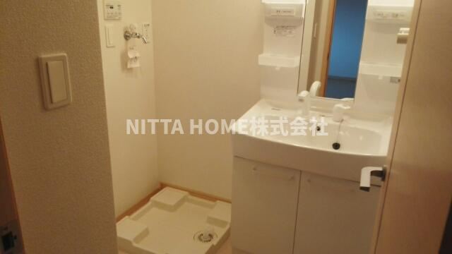 メゾン・城ノ下Ｂの洗面所|シャワー付き洗面台で身支度はバッチリ◎
