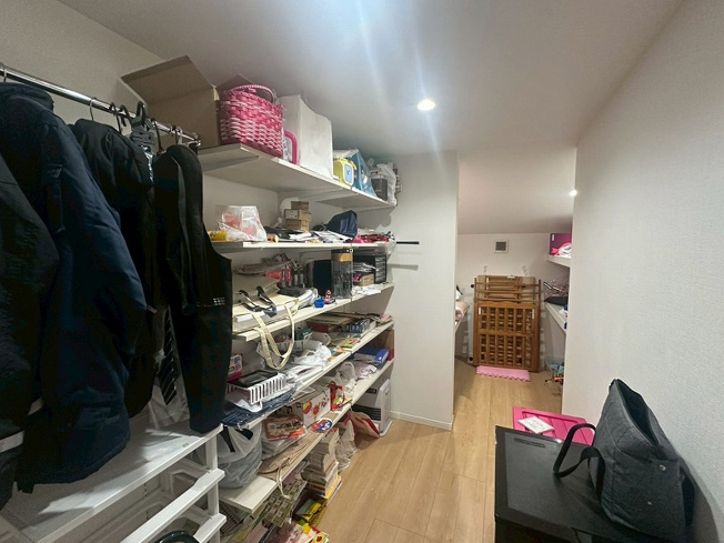 【収納】 | 古曽志町中古戸建 | ２階のウォークインクローゼット、納戸スペースです。収納大容量！