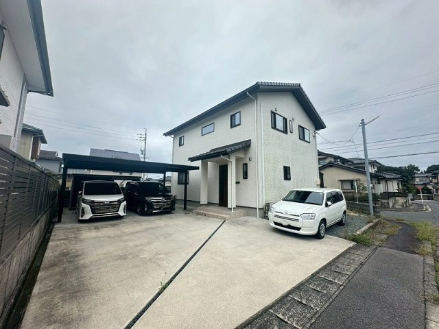 【外観】 | 古曽志町中古戸建 | 敷地内に5台は車の駐車が可能です！