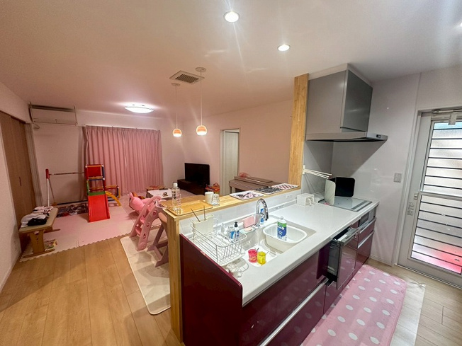 【居間・リビング】 | 古曽志町中古戸建 | 広々としたリビングスペースです