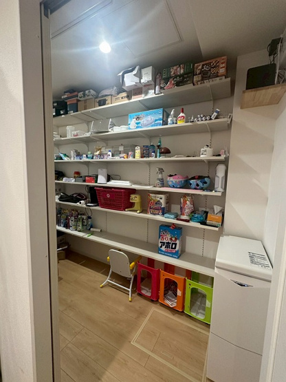 【収納】 | 古曽志町中古戸建 | キッチン背面には大容量パントリーがあります